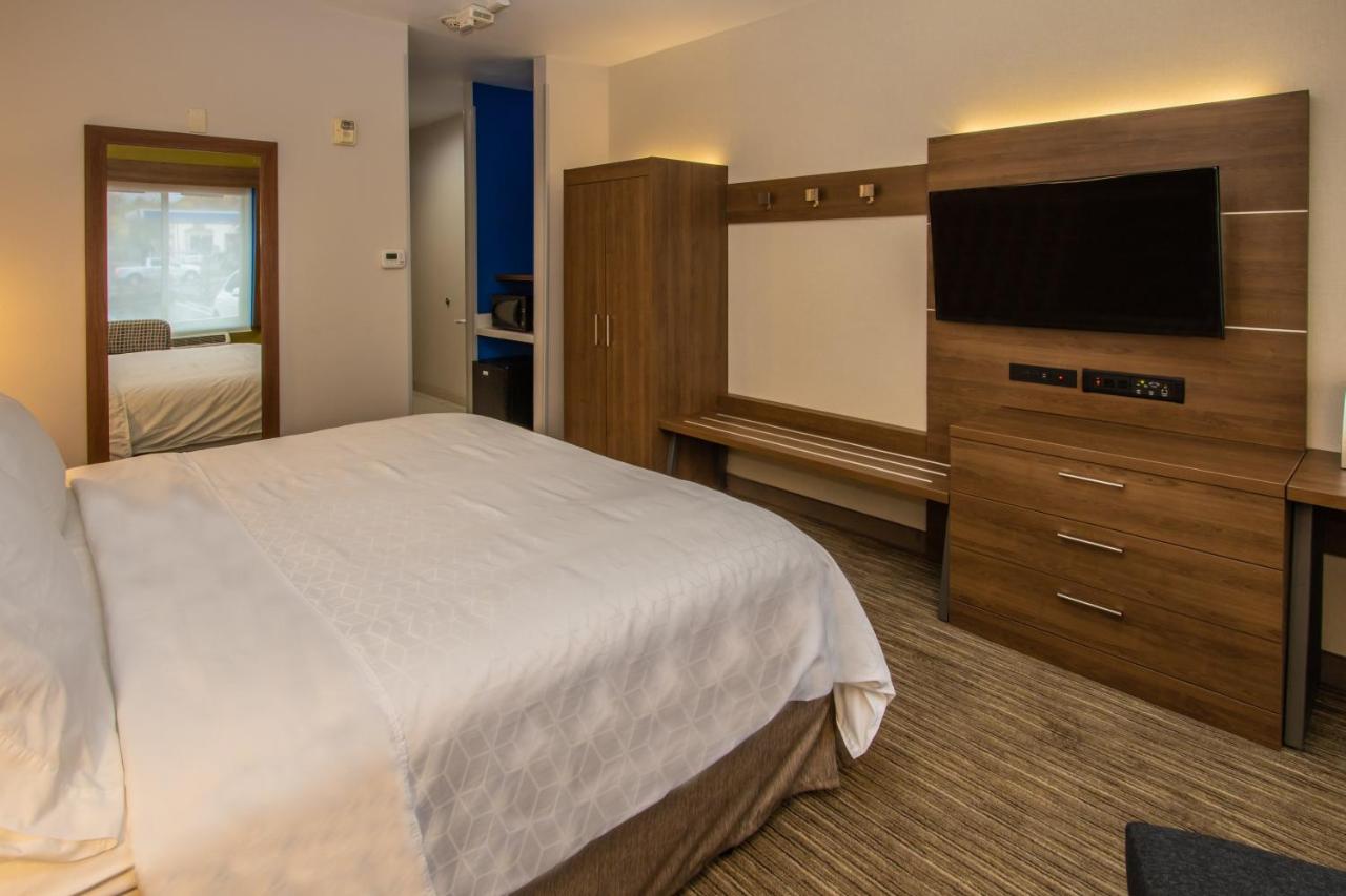 King Room at Holiday Inn Express Hotel & Suites Roseville-Galleria Area by IHG