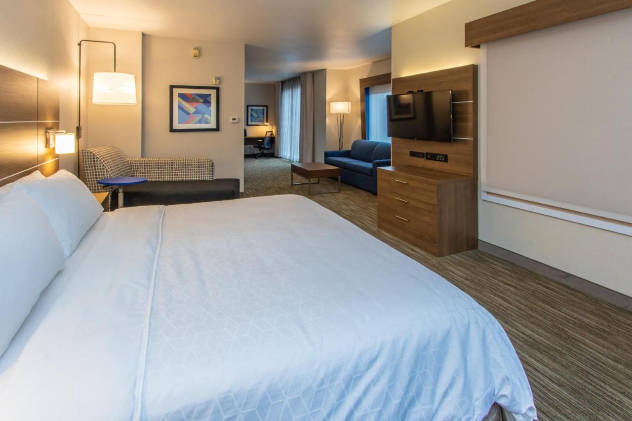 Suite - Mobility Access/Hearing Accessible at Holiday Inn Express Hotel & Suites Roseville-Galleria Area by IHG