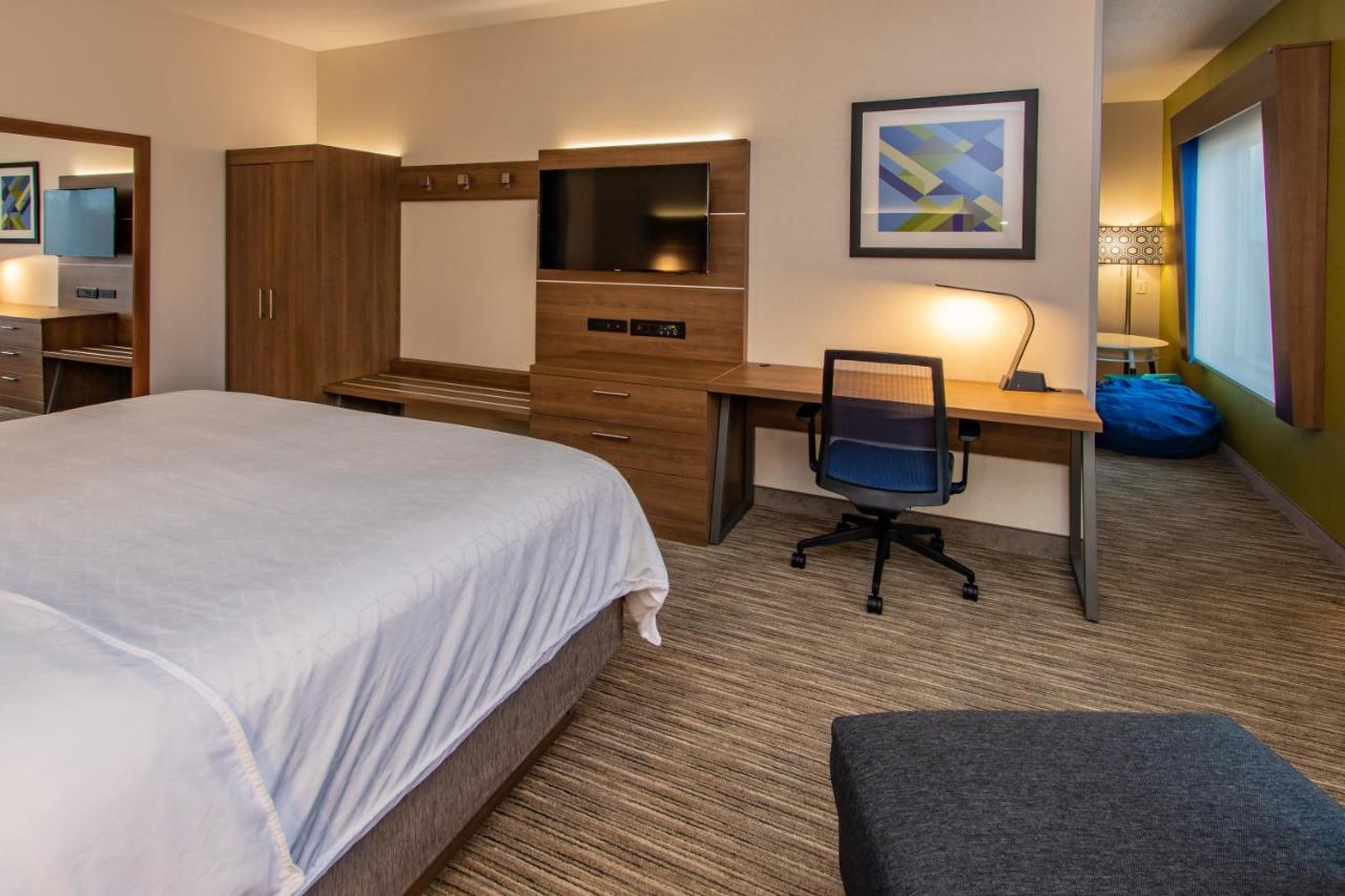 King Kids Suite - Non-Smoking at Holiday Inn Express Hotel & Suites Roseville-Galleria Area by IHG