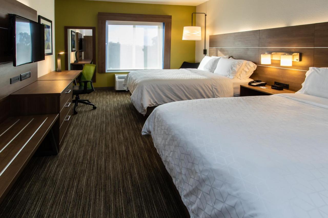 Queen Room with Two Queen Beds at Holiday Inn Express Hotel & Suites Roseville-Galleria Area by IHG