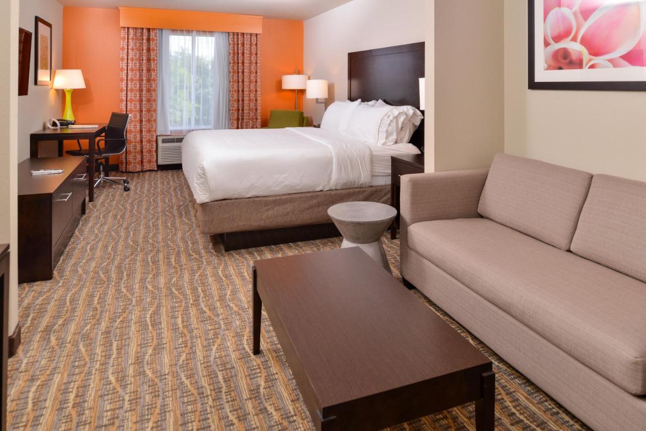 King Suite at Holiday Inn Express & Suites Houston NW - Tomball Area by IHG