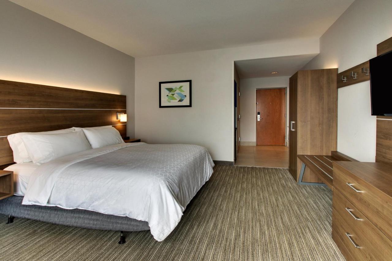 King Room at Holiday Inn Express & Suites Jacksonville North-Fernandina by IHG