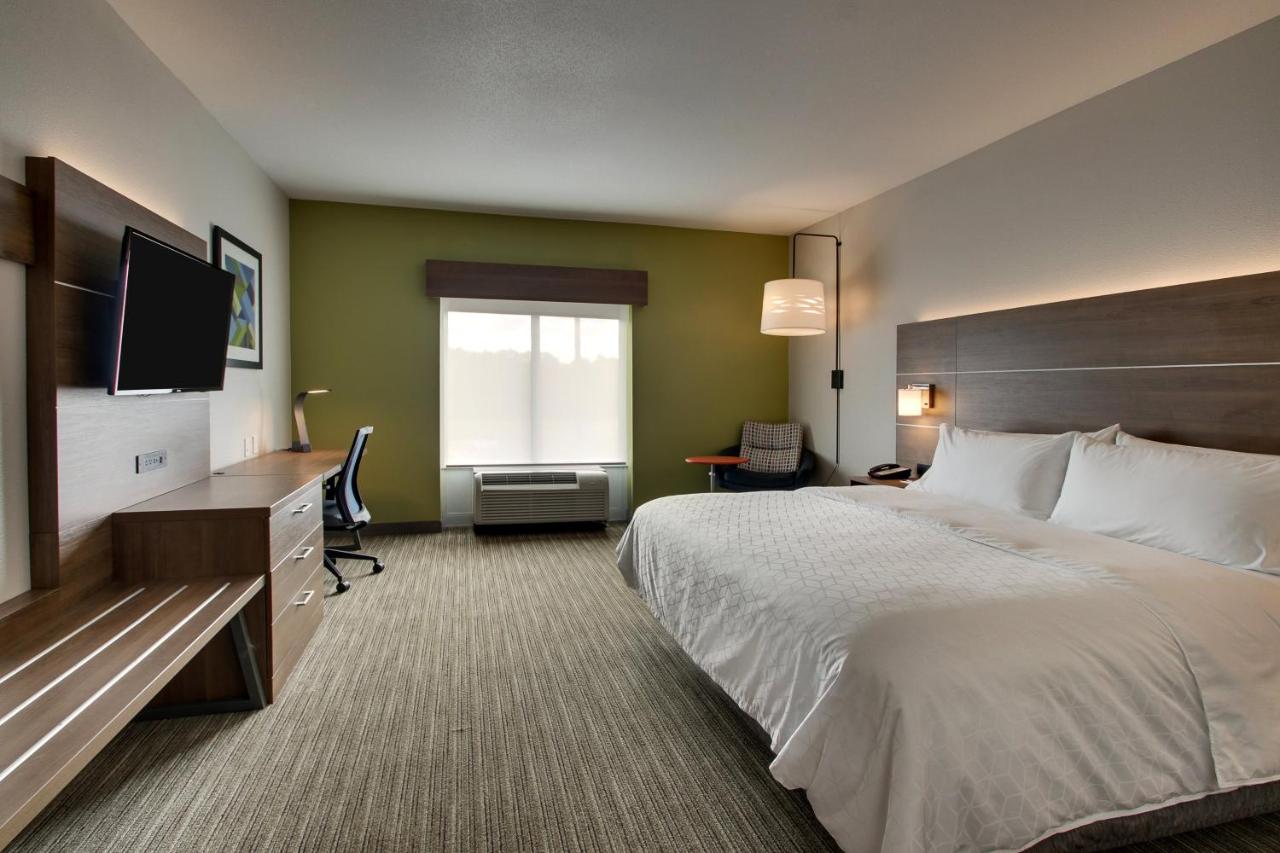 King Room at Holiday Inn Express & Suites Jacksonville North-Fernandina by IHG