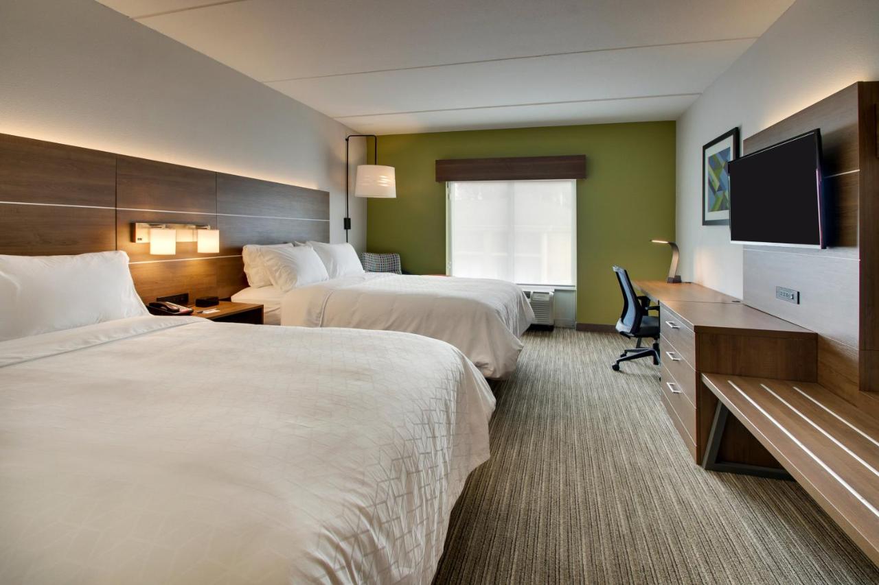 Queen Room with Two Queen Beds at Holiday Inn Express & Suites Jacksonville North-Fernandina by IHG