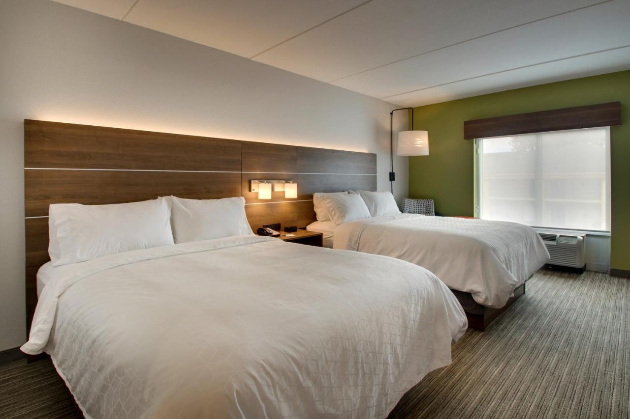 Queen Room with Two Queen Beds at Holiday Inn Express & Suites Jacksonville North-Fernandina by IHG