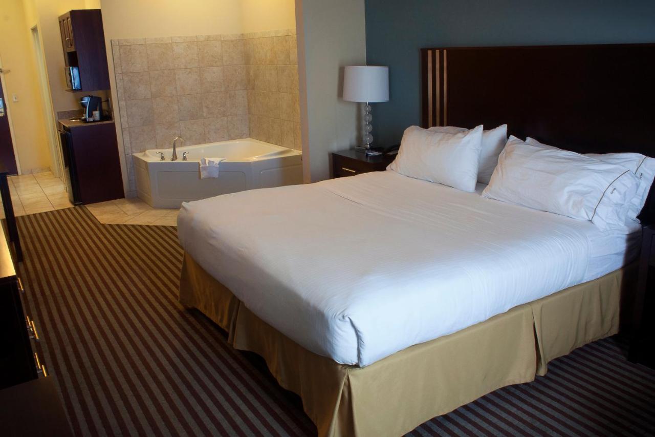 Superior King Suite - Non-Smoking at Holiday Inn Express & Suites Youngstown West - Austintown by IHG