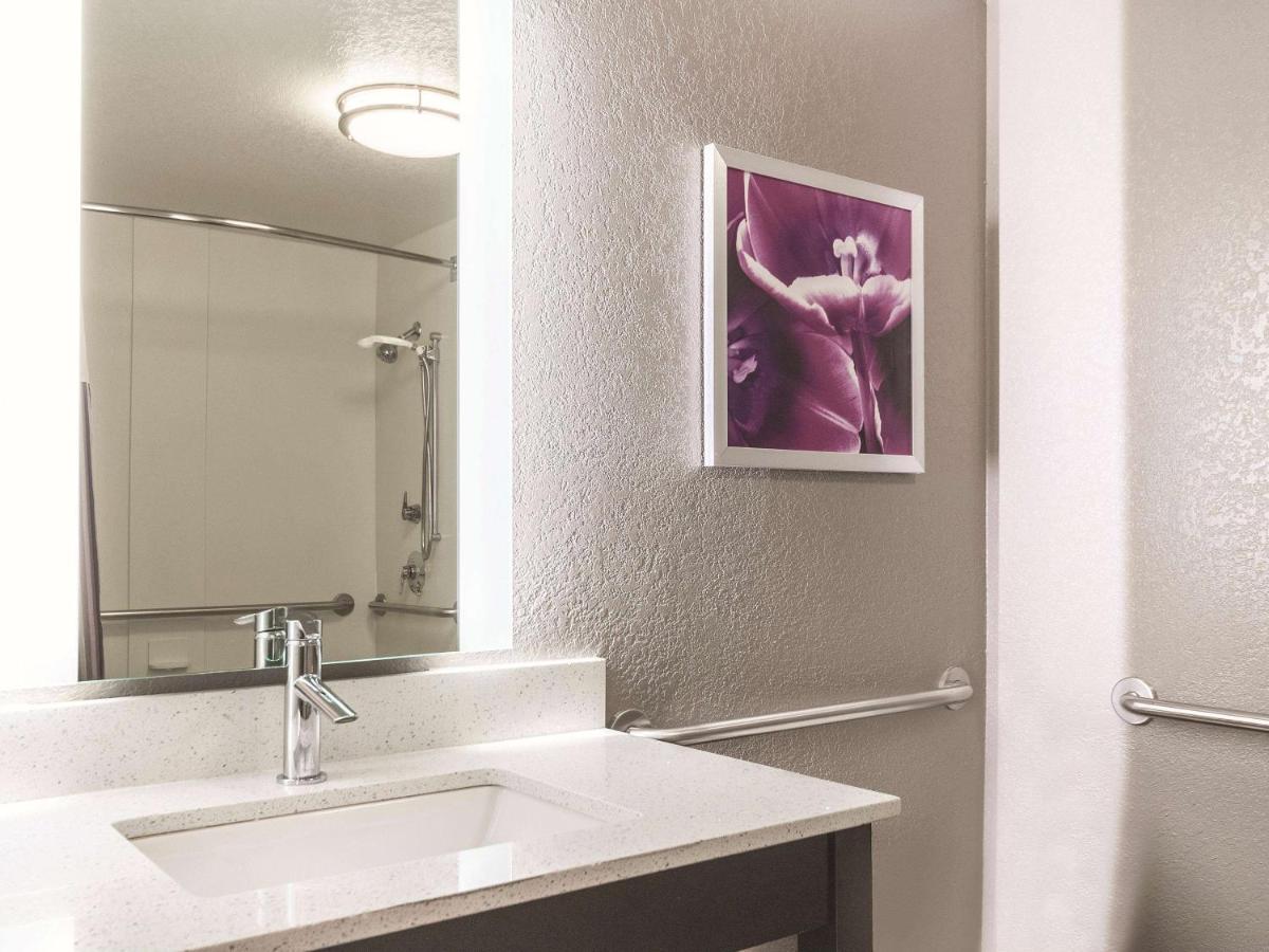 Double Room with Two Double Beds and Bath Tub - Mobility Accessible/Non-Smoking at La Quinta Inn & Suites by Wyndham Grand Junction