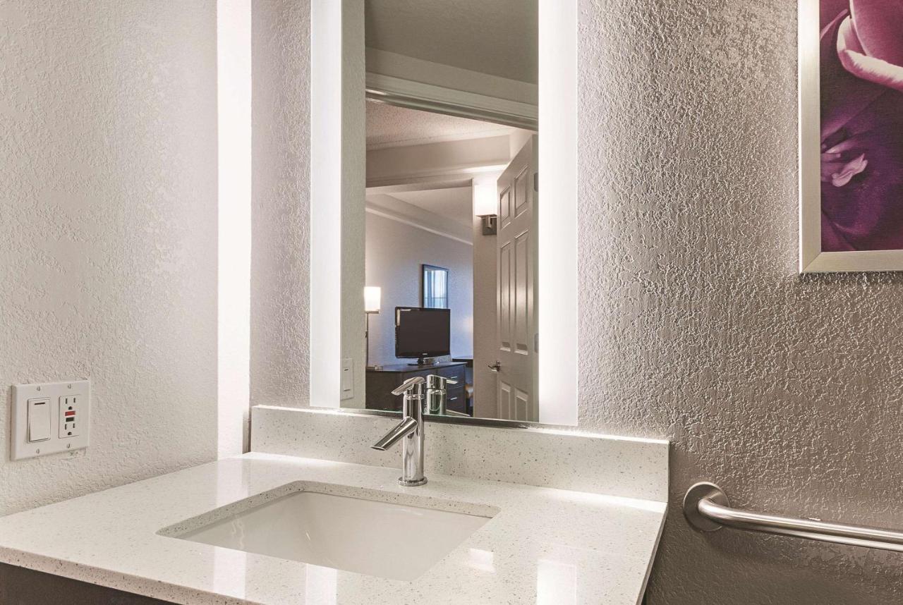 King Room with Bath Tub - Mobility Accessible/Non-Smoking at La Quinta Inn & Suites by Wyndham Grand Junction