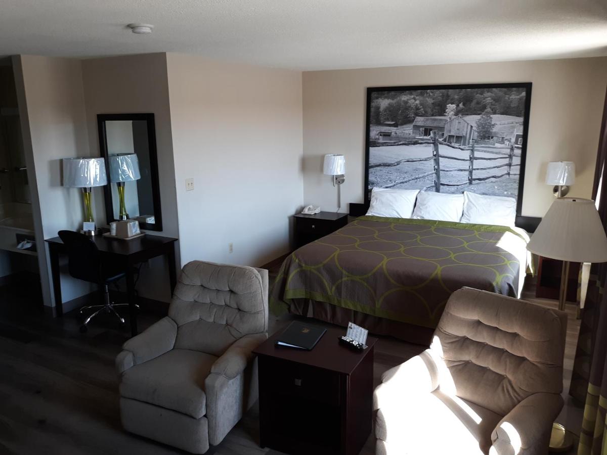 King Studio Suite -Non Smoking at Super 8 by Wyndham Bethany MO
