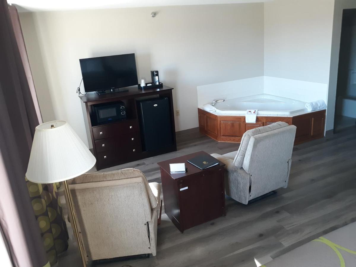 King Studio Suite -Non Smoking at Super 8 by Wyndham Bethany MO