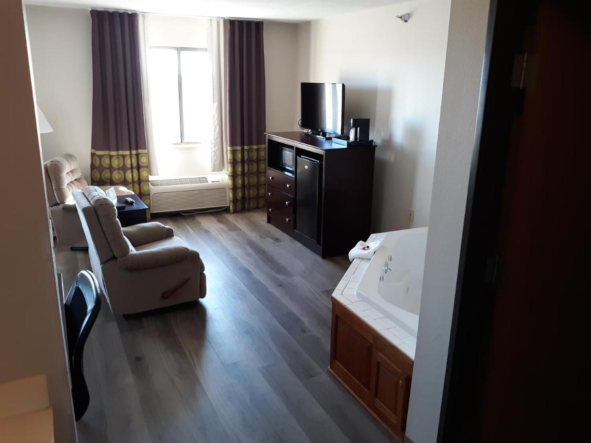 King Studio Suite -Non Smoking at Super 8 by Wyndham Bethany MO