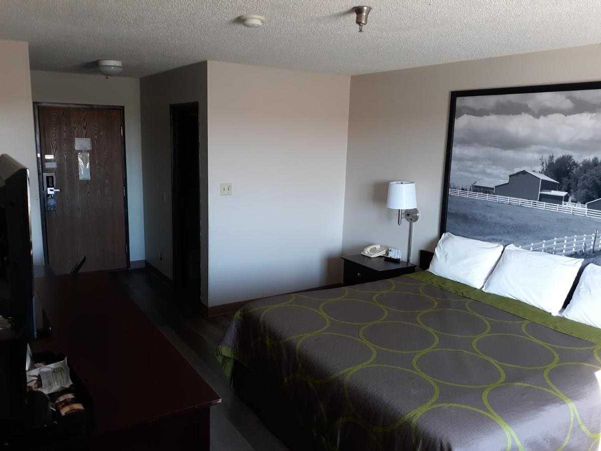 King Room - Non-Smoking at Super 8 by Wyndham Bethany MO