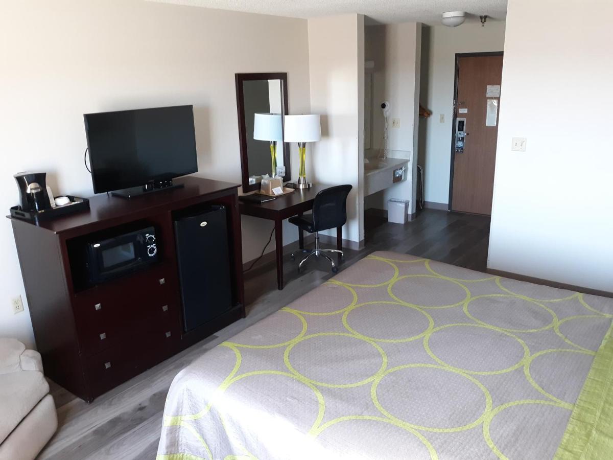 King Room - Non-Smoking at Super 8 by Wyndham Bethany MO