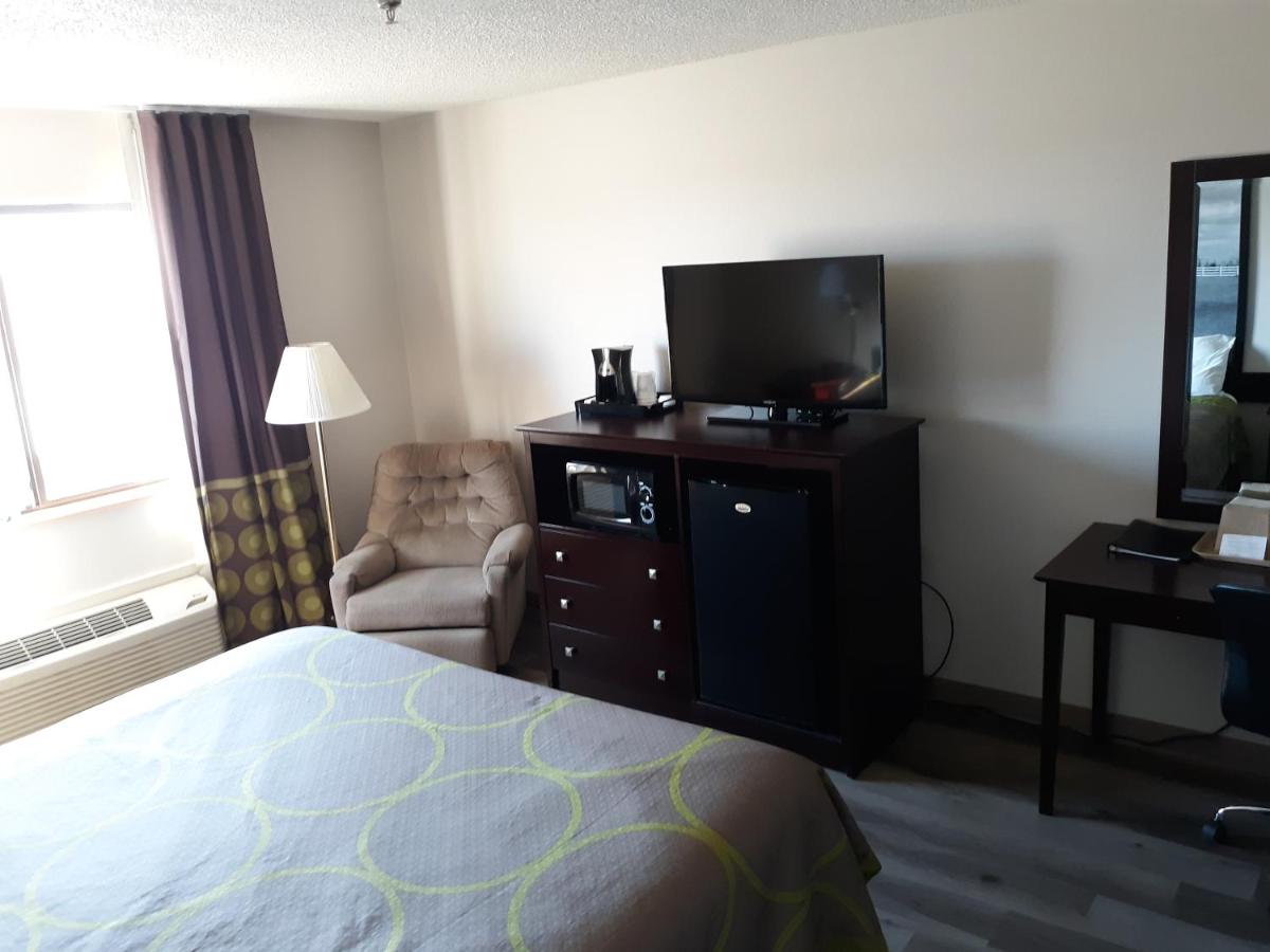King Room - Non-Smoking at Super 8 by Wyndham Bethany MO