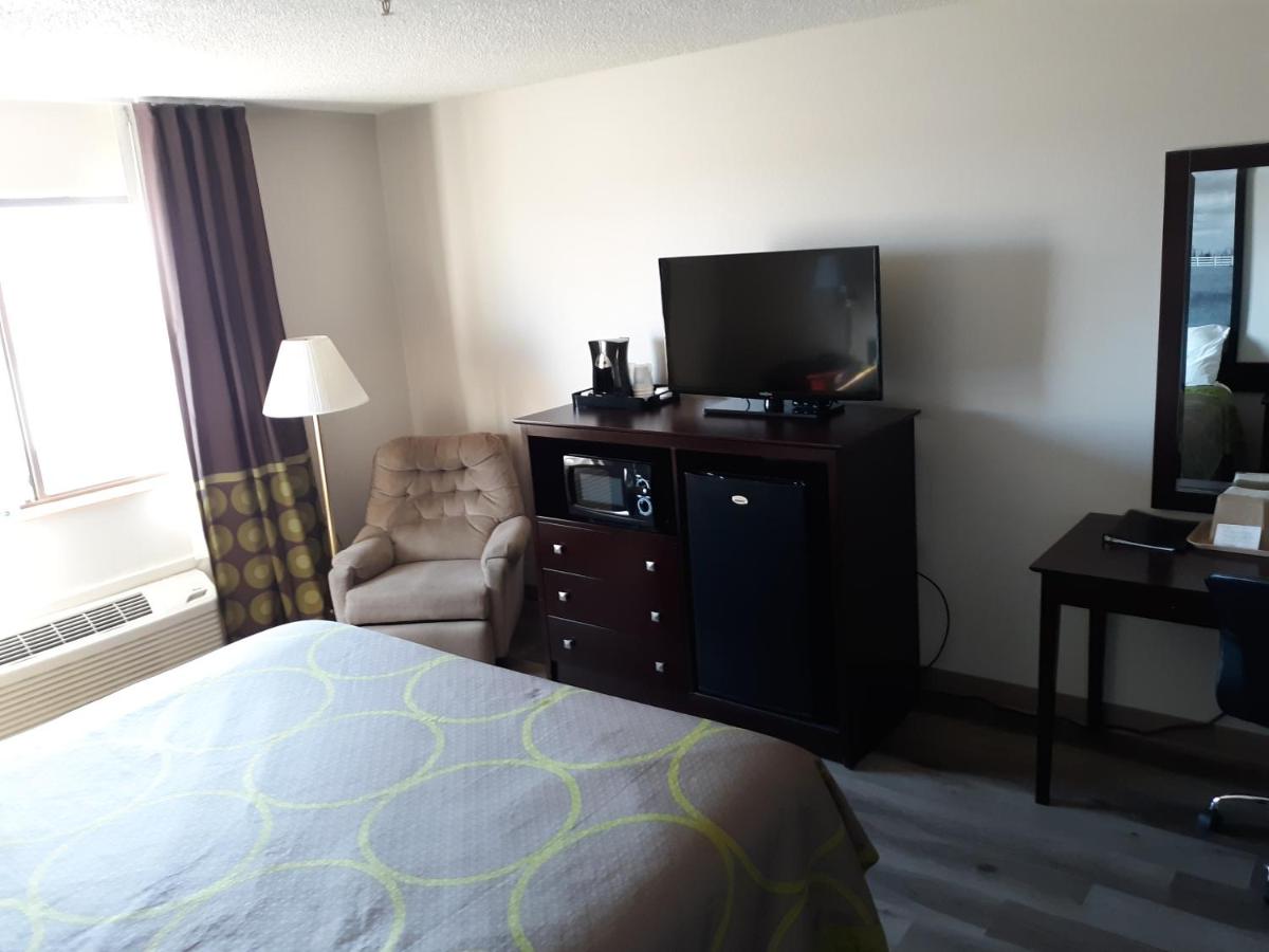 King Room - Non-Smoking at Super 8 by Wyndham Bethany MO