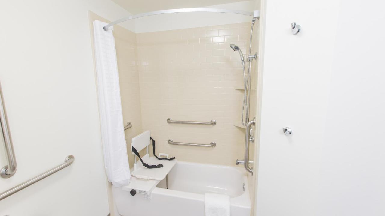 One-Bedroom King Room with Mobility Accessible Tub - Non-Smoking at Candlewood Suites : Overland Park - W 135th St by IHG