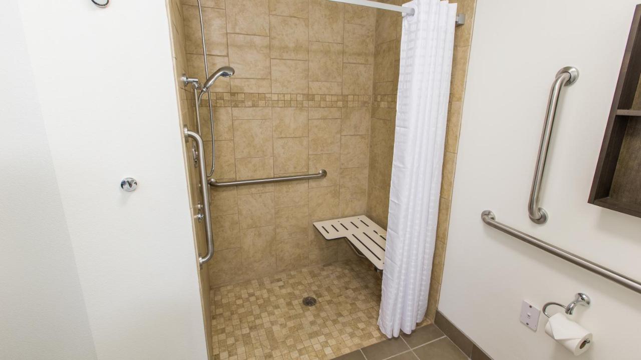 Queen Studio - Dissability Access - Roll-in Shower at Candlewood Suites : Overland Park - W 135th St by IHG
