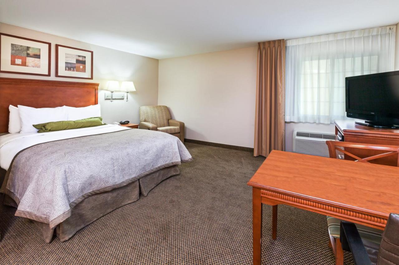 Queen Studio at Candlewood Suites Owasso by IHG