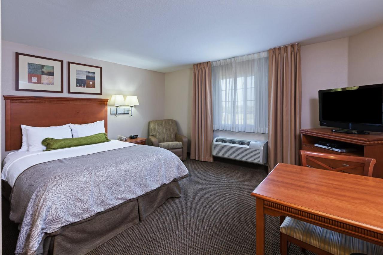 Queen Studio at Candlewood Suites Owasso by IHG