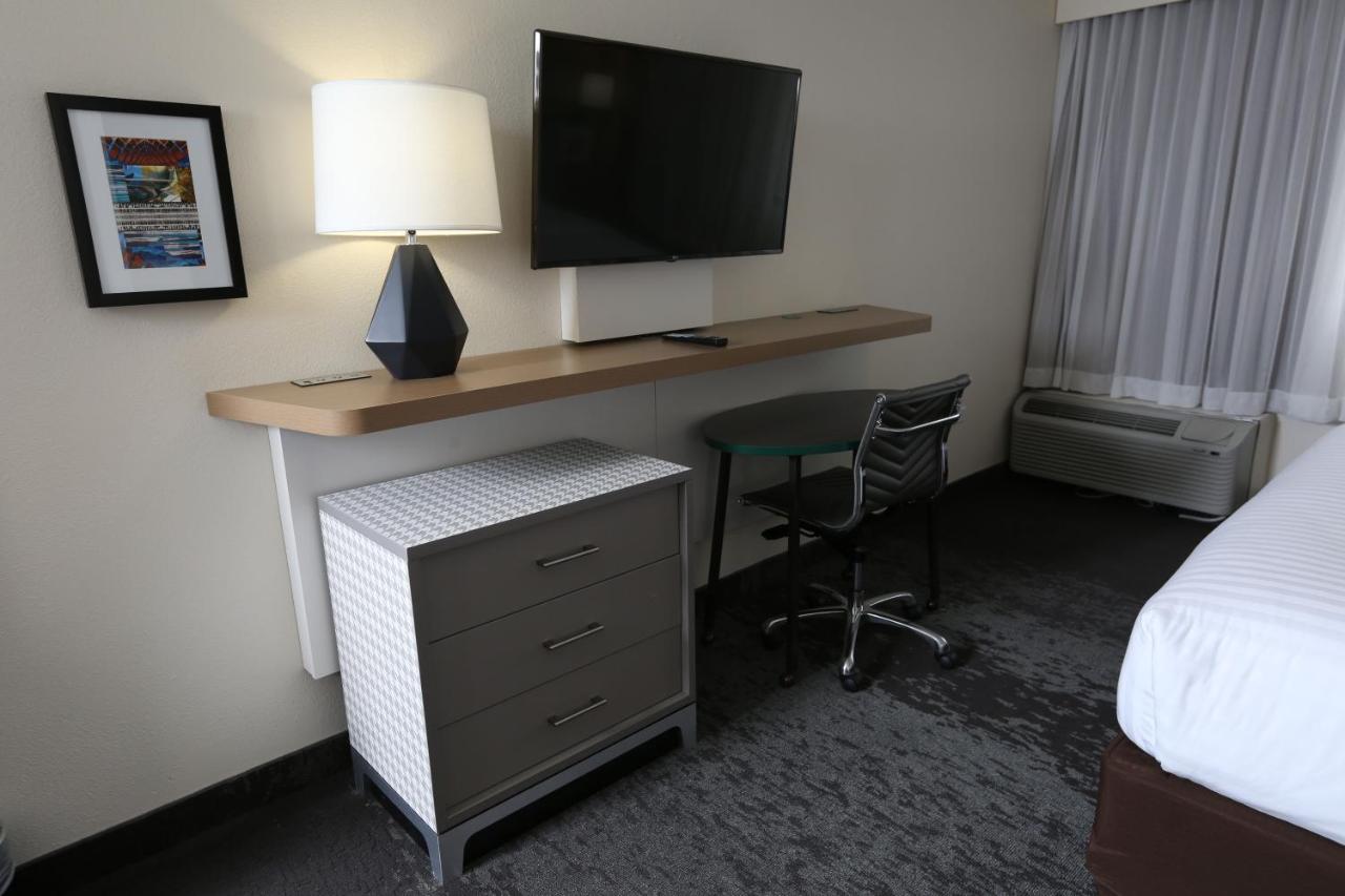 Studio King Suite - Non-Smoking at Holiday Inn Chicago North Shore, an IHG Hotel