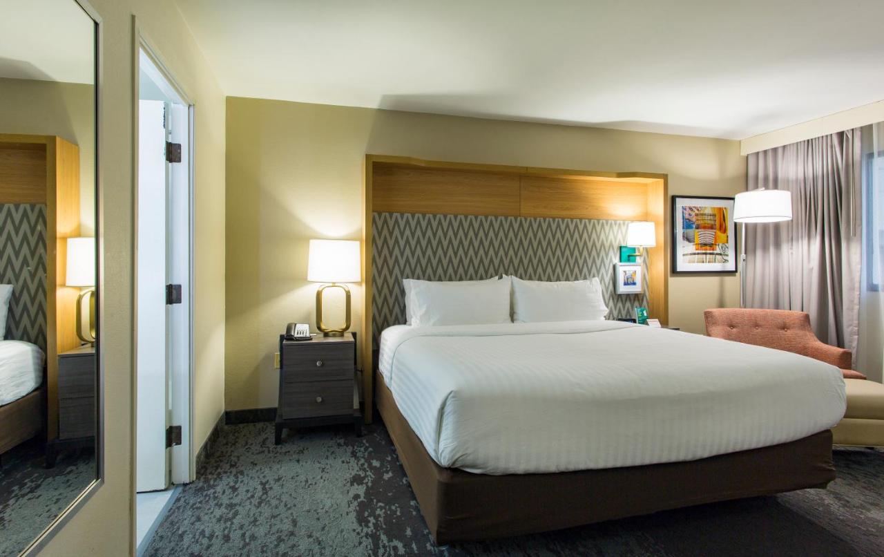 Executive King Room - Non-Smoking at Holiday Inn Chicago North Shore, an IHG Hotel