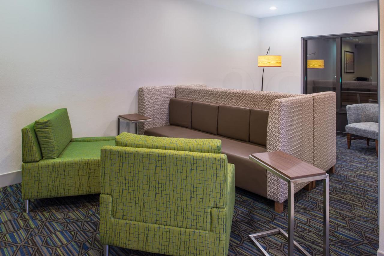  | Holiday Inn Express Hotel & Suites Tampa-Anderson Rd/Veteran