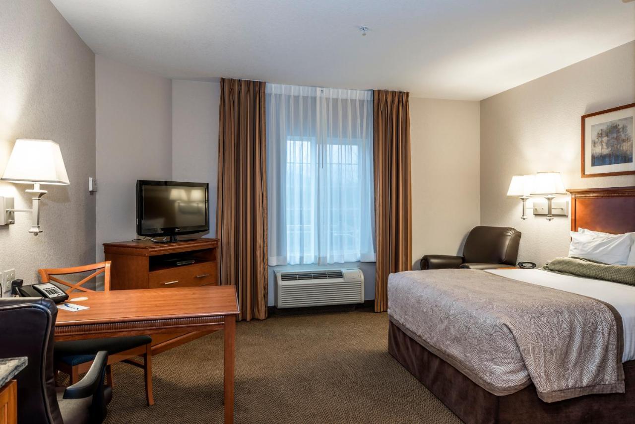 Queen Studio at Candlewood Suites Burlington South, an IHG Hotel