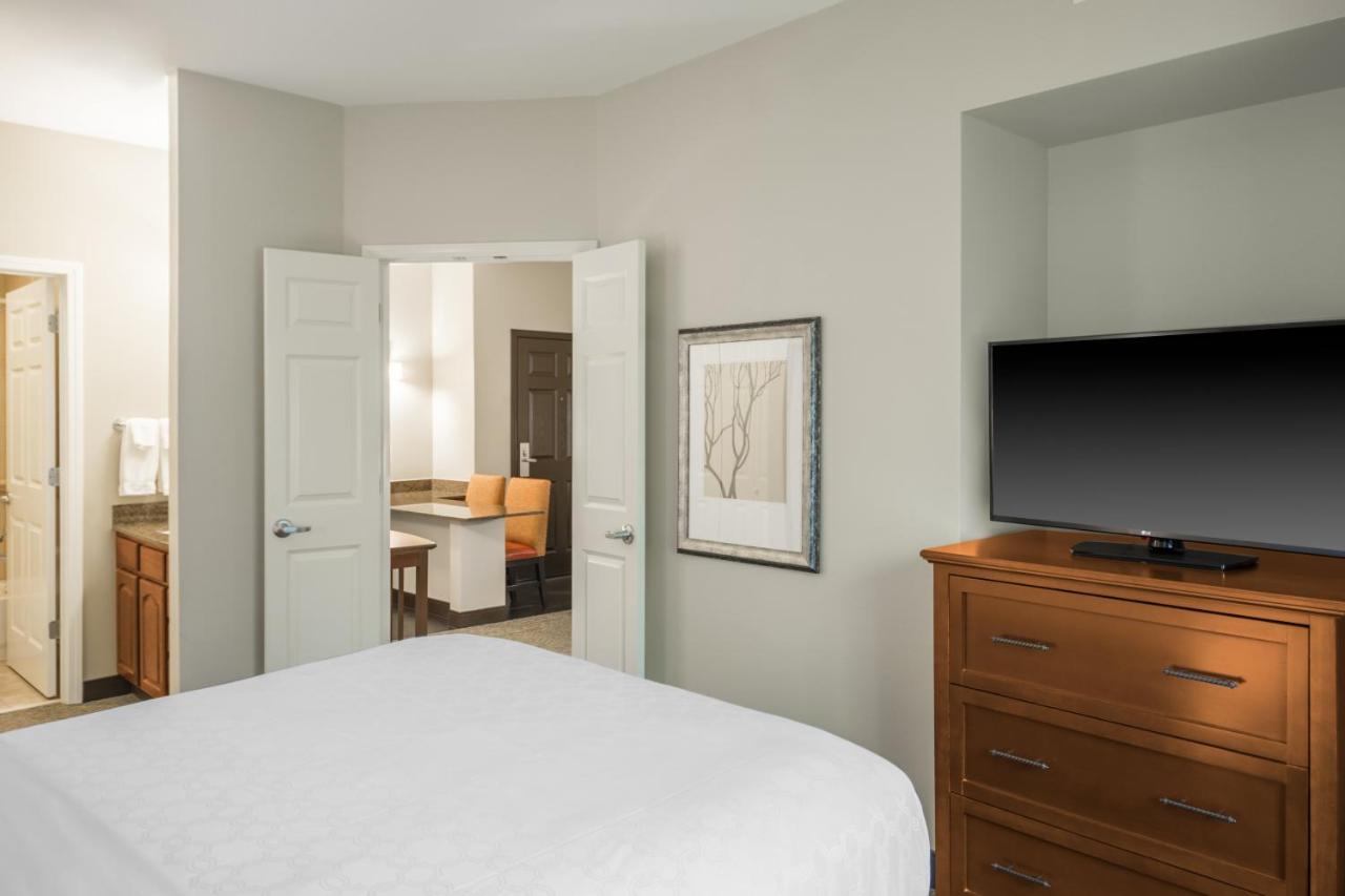 One-Bedroom Queen Suite -Non-Smoking at Staybridge Suites Kansas City - Independence by IHG