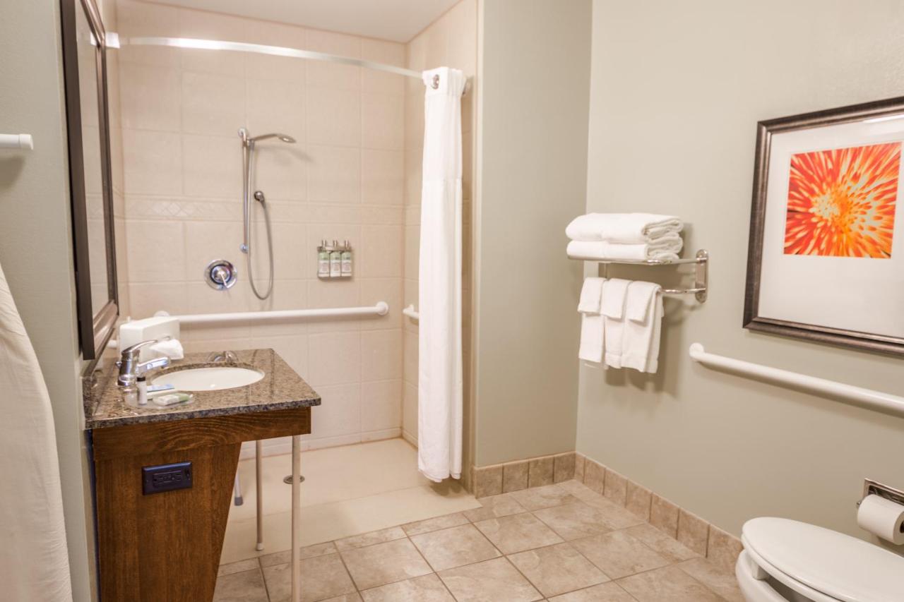 Suite - Mobility Access Roll in Shower/Non-Smoking at Staybridge Suites Kansas City - Independence by IHG