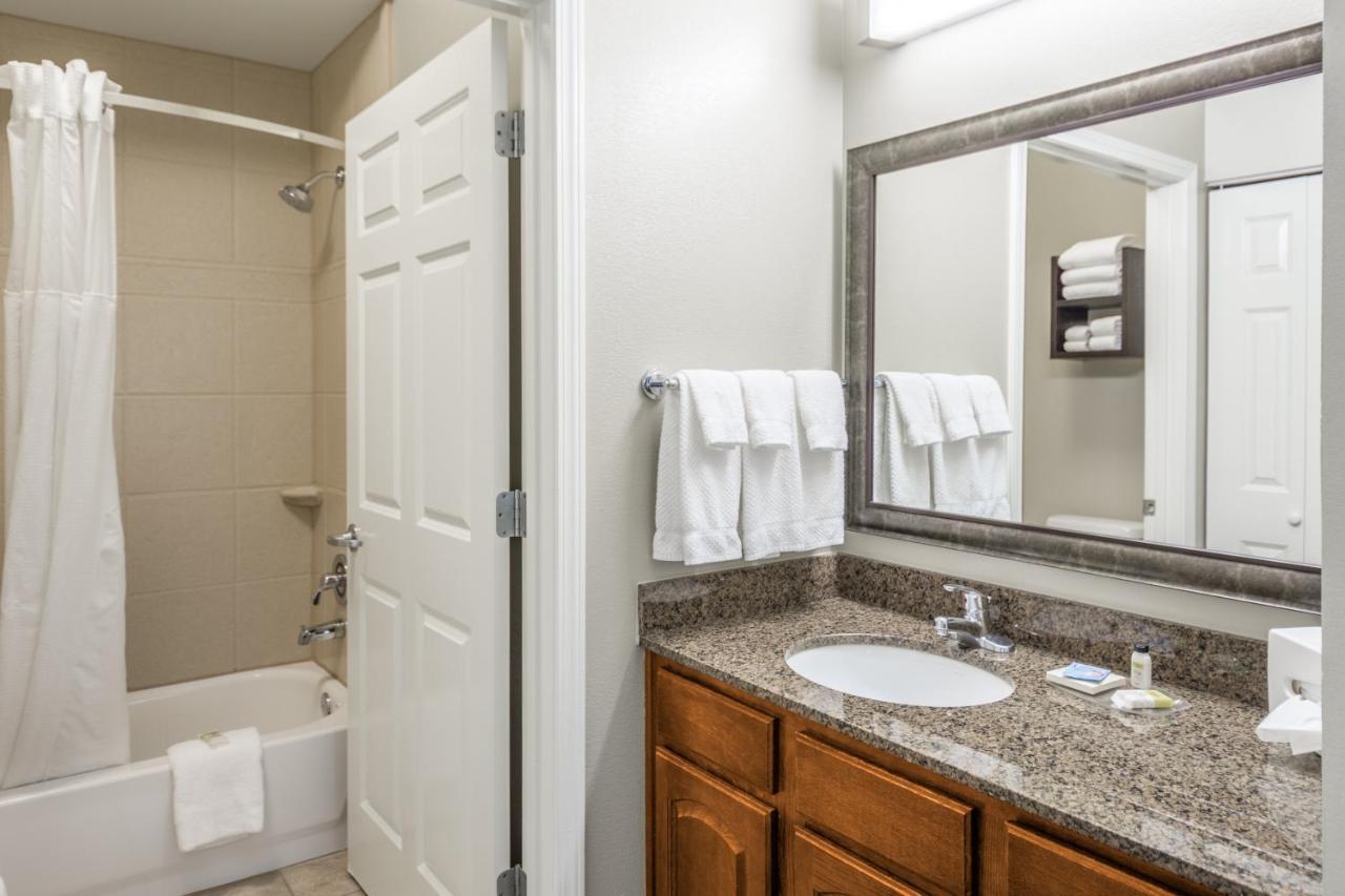 One-Bedroom Queen Suite -Non-Smoking at Staybridge Suites Kansas City - Independence by IHG