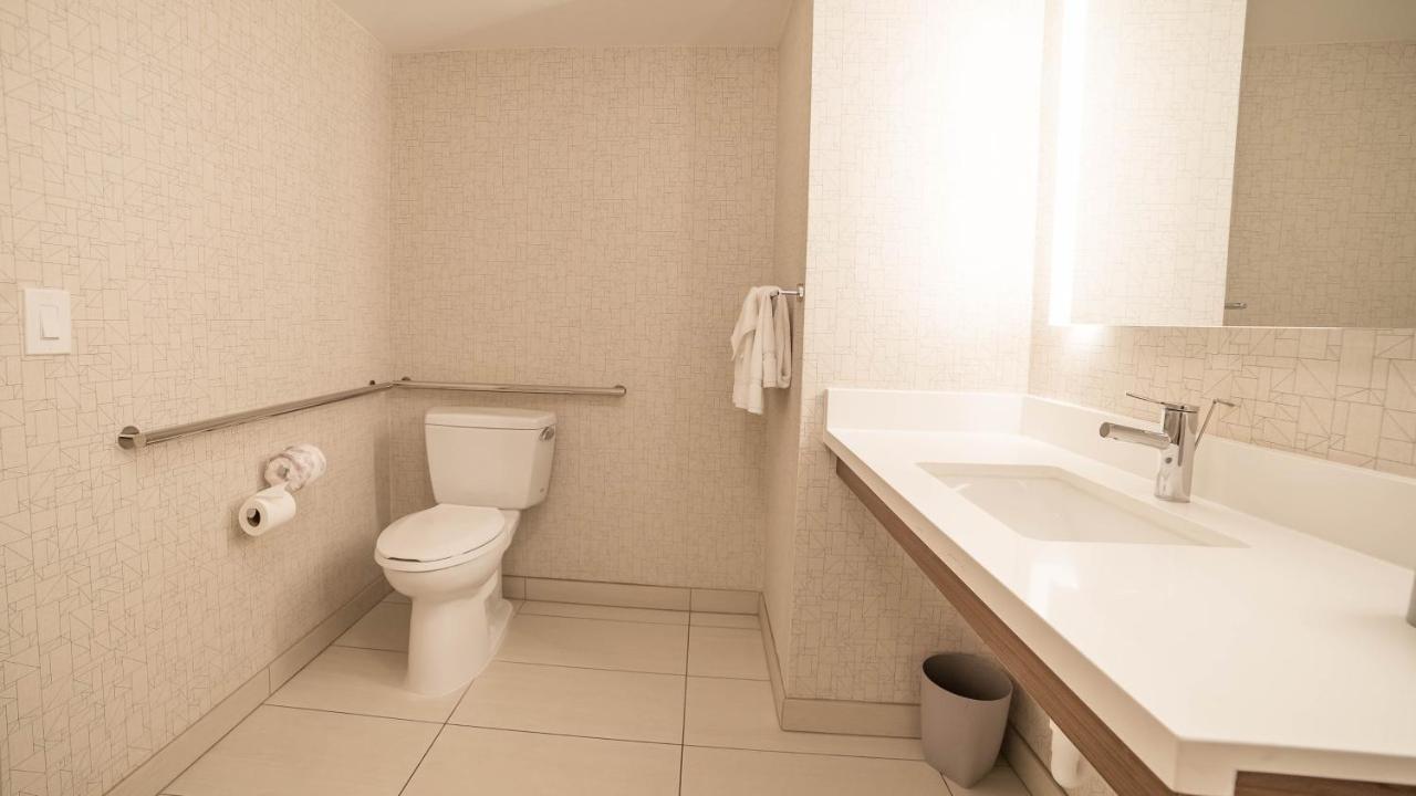 Twin Room - Mobility Access with Bath Tub at Holiday Inn Ex Ste Porterville, an IHG Hotel