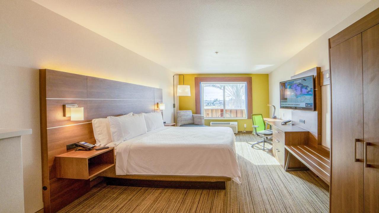 King Suite at Holiday Inn Ex Ste Porterville, an IHG Hotel