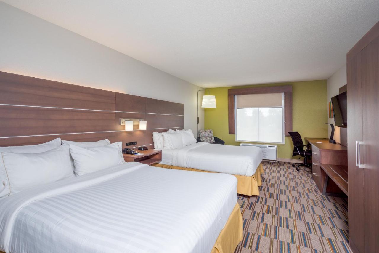 Queen Room with Two Queen Beds at Holiday Inn Express & Suites Quakertown - Allentown Area by IHG