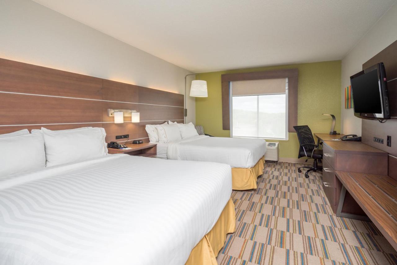 Queen Room with Two Queen Beds at Holiday Inn Express & Suites Quakertown - Allentown Area by IHG