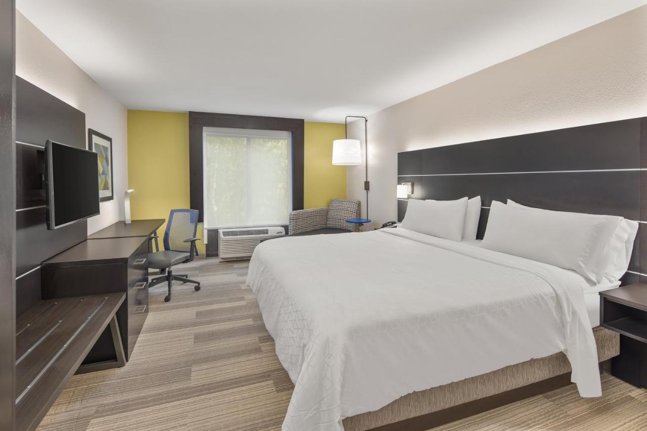 Leisure King Room - Non-Smoking at Holiday Inn Express & Suites Hardeeville - Hilton Head by IHG