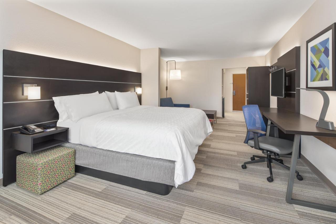 King Suite - Non-Smoking at Holiday Inn Express & Suites Hardeeville - Hilton Head by IHG
