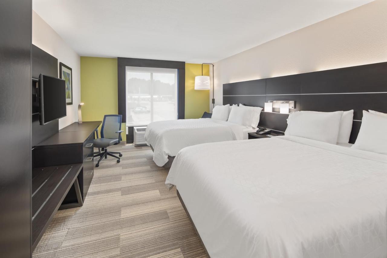 Queen Room with Two Queen Beds - Non-Smoking at Holiday Inn Express & Suites Hardeeville - Hilton Head by IHG