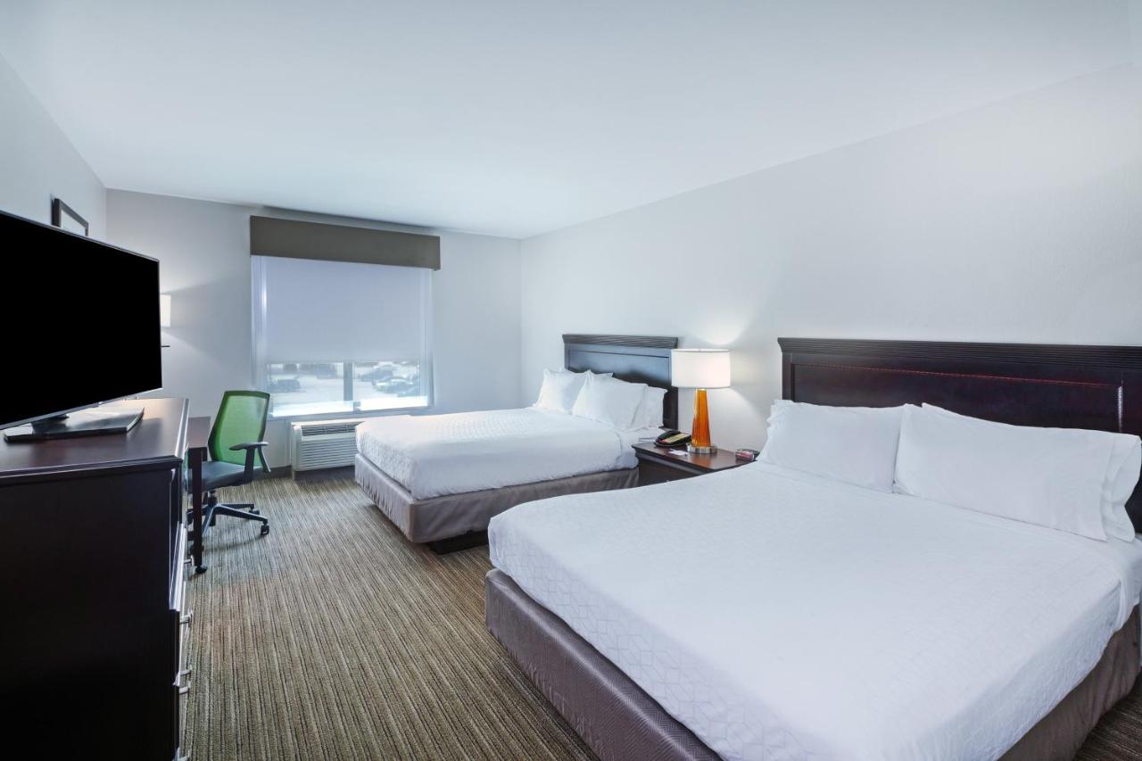 Queen Room with Two Queen Beds at Holiday Inn Express & Suites Shreveport South Park Plaza by IHG
