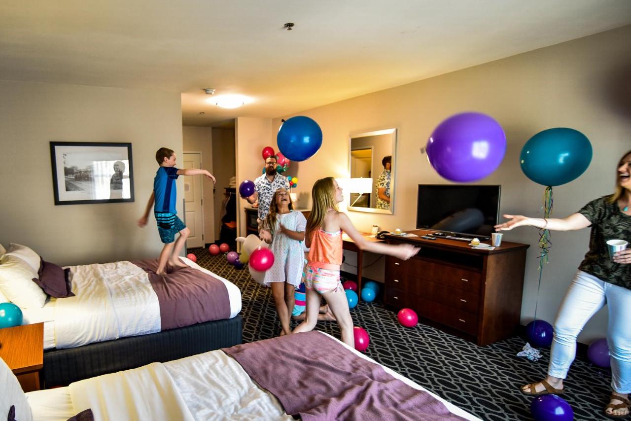 Queen Room with Two Queen Beds - Disability Access at Bluemont Hotel