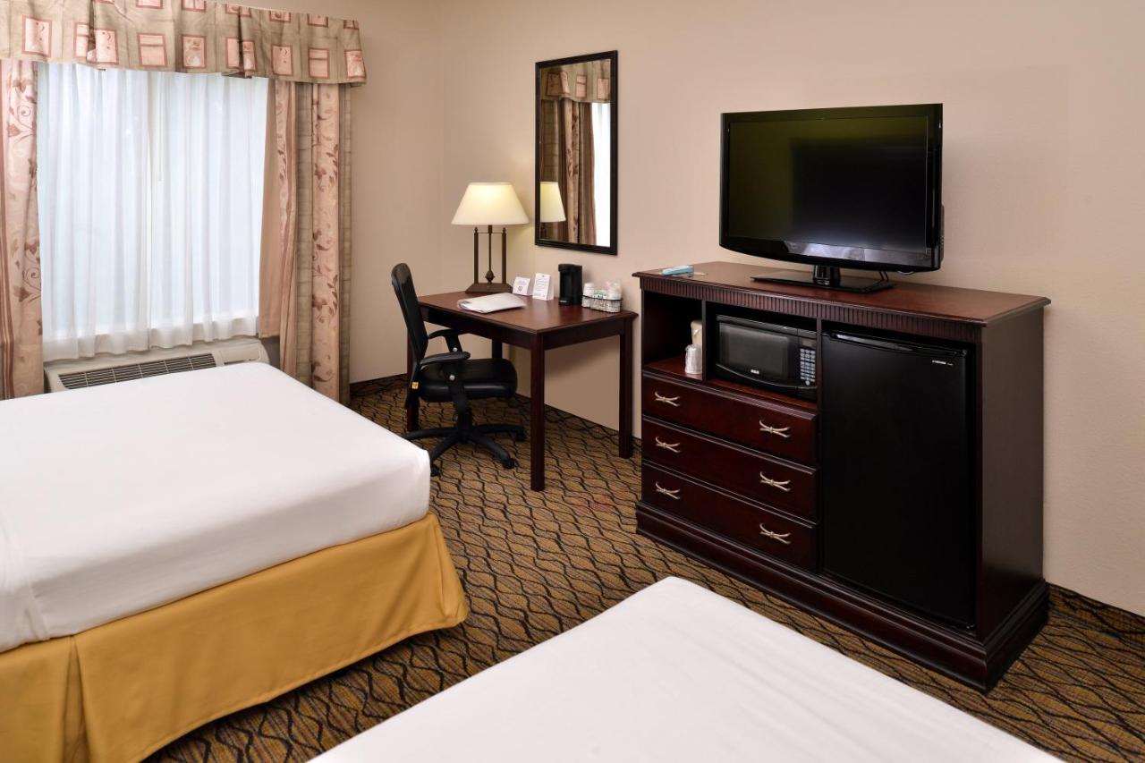 Queen Room with Two Queen Beds at Holiday Inn Express Hotel & Suites Sherman Highway 75 by IHG