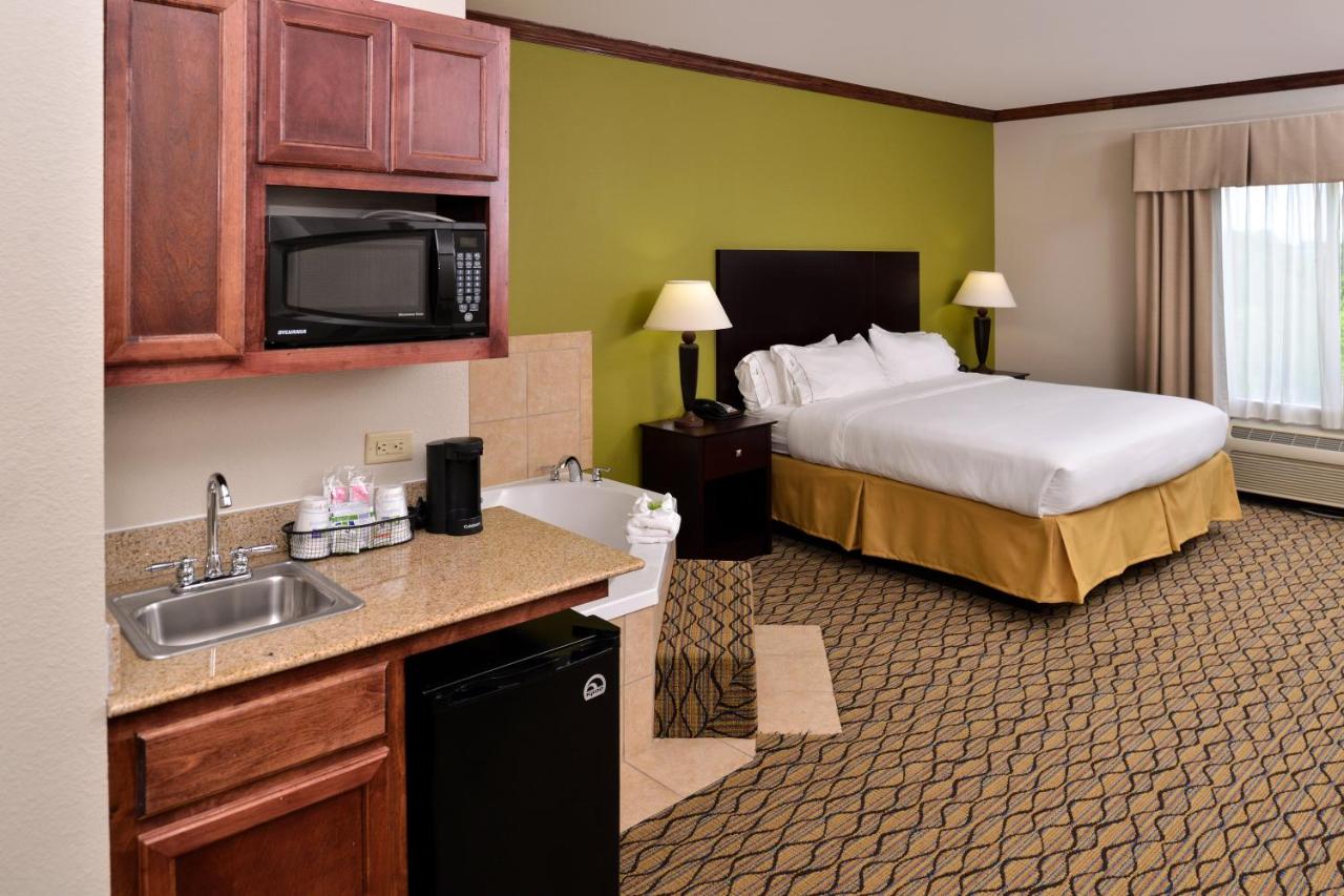 King Room with Spa Bath at Holiday Inn Express Hotel & Suites Sherman Highway 75 by IHG