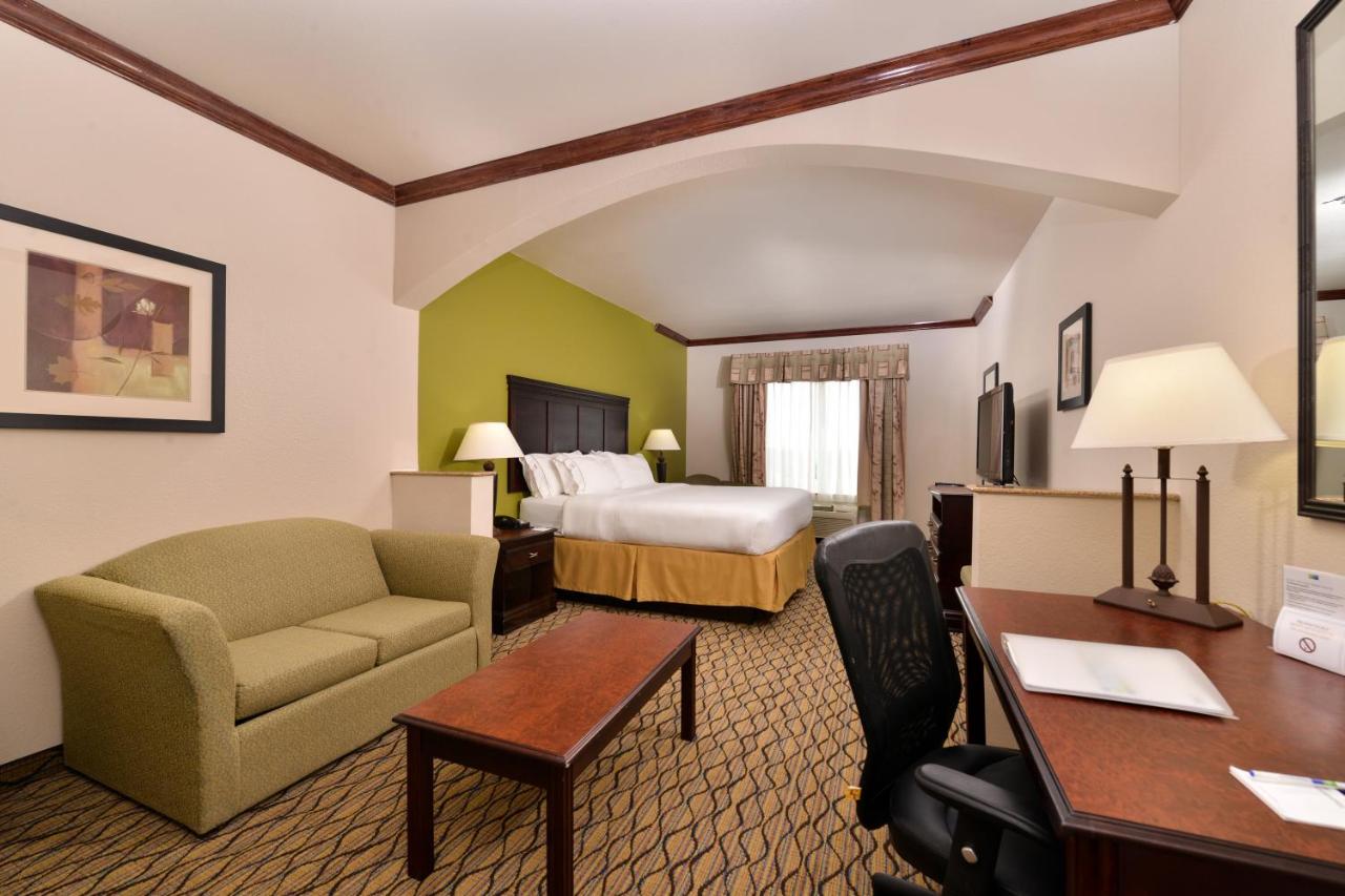 King Suite - Disability Access at Holiday Inn Express Hotel & Suites Sherman Highway 75 by IHG