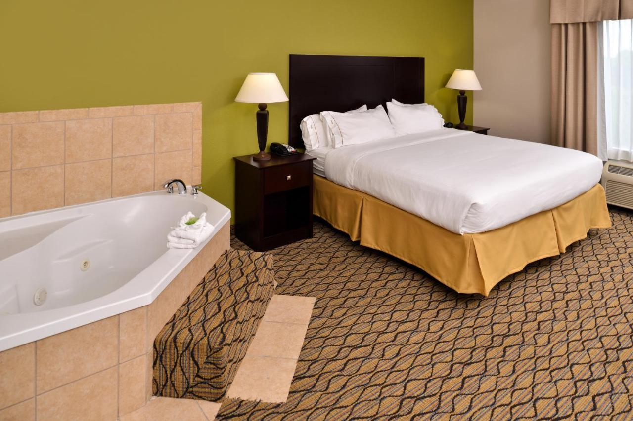 King Room with Spa Bath at Holiday Inn Express Hotel & Suites Sherman Highway 75 by IHG
