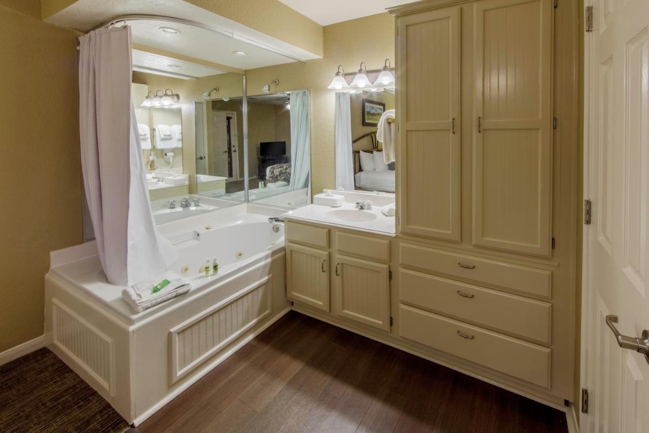 Two-Bedroom Villa Lodge 2 Queen Beds at Holiday Inn Club Vacations Piney Shores Resort at Lake Conroe, an IHG Hotel