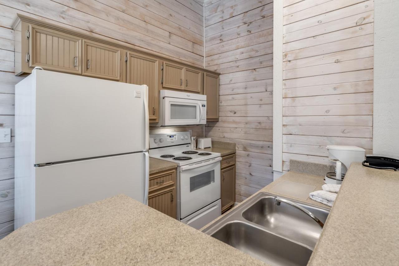 Two-Bedroom Villa Lodge 2 Queen Beds at Holiday Inn Club Vacations Piney Shores Resort at Lake Conroe, an IHG Hotel