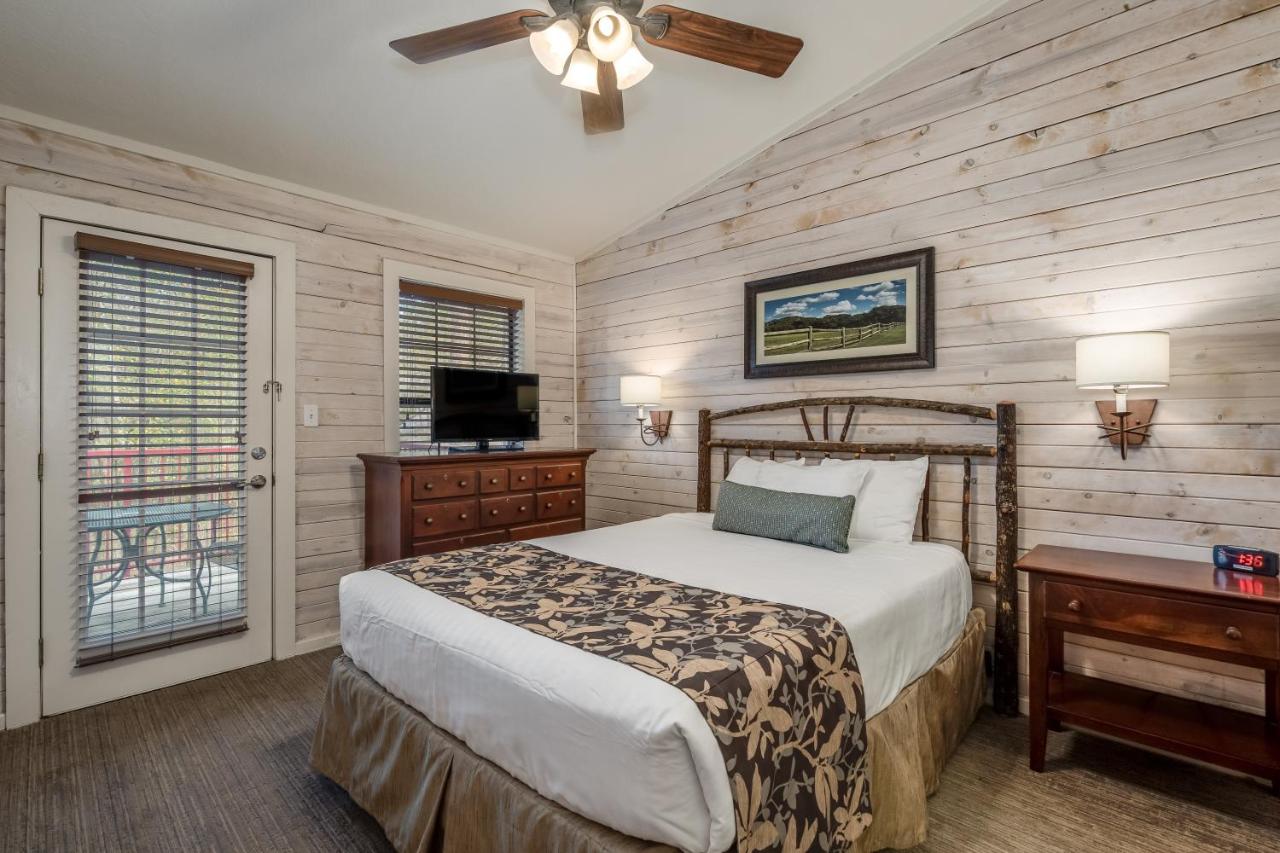 Two-Bedroom Villa Lodge 2 Queen Beds at Holiday Inn Club Vacations Piney Shores Resort at Lake Conroe, an IHG Hotel