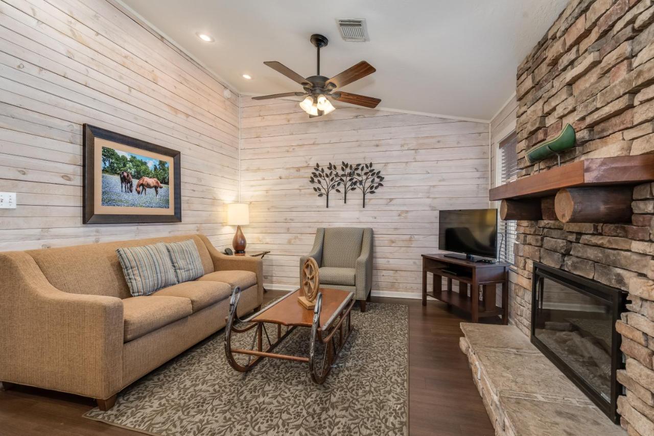 Two-Bedroom Villa Lodge 2 Queen Beds at Holiday Inn Club Vacations Piney Shores Resort at Lake Conroe, an IHG Hotel