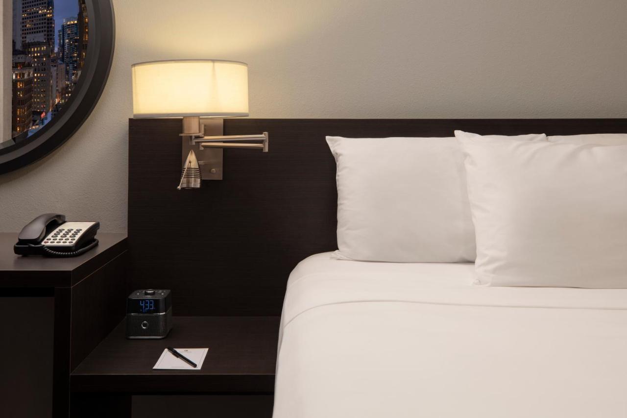 Superior Queen Room at Executive Hotel Pacific