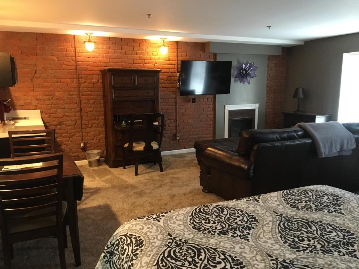 Deluxe Queen Studio at Lodging at the Gaffer Inn