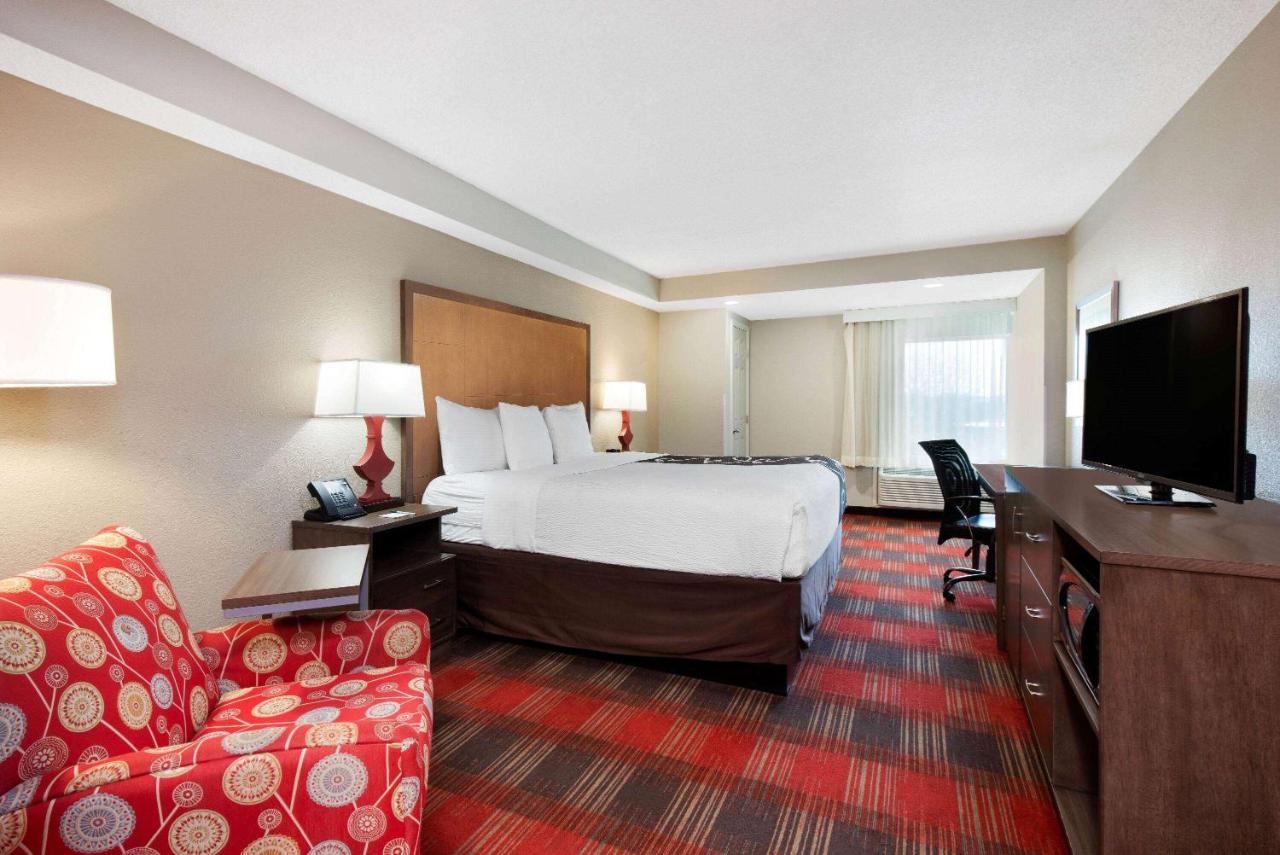 1 King Bed w/Microwave & Fridge at La Quinta Inn & Suites by Wyndham DC Metro Capital Beltway